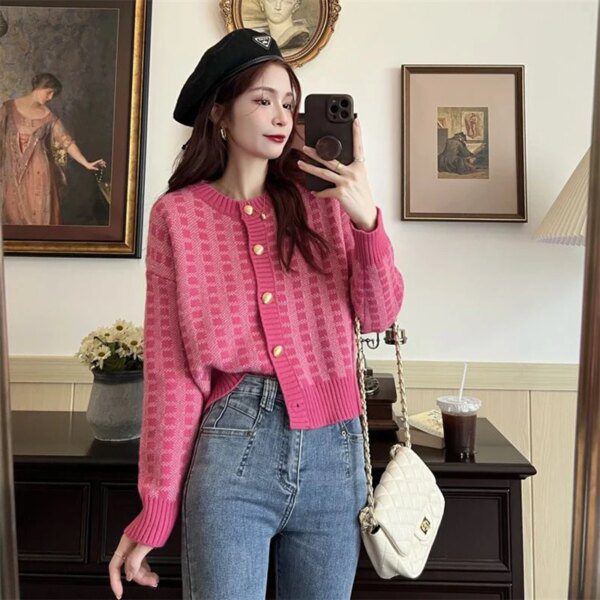 Stilig Y2K-inspirert rosa cardigan med rutemønster